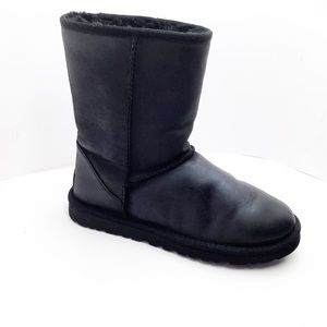 {UGG} Classic Short Leather